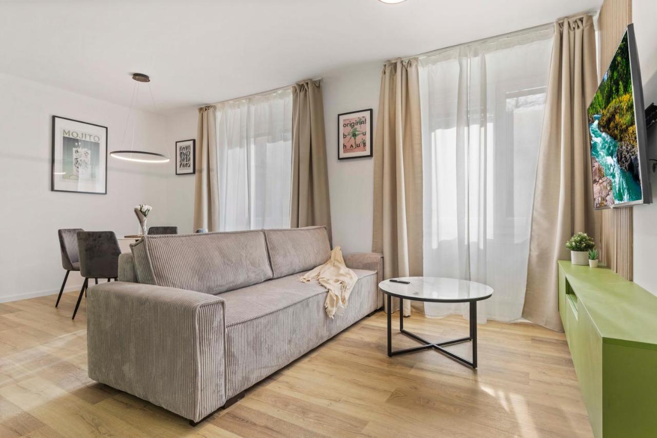 2 Bedroom Apt Steps To Nivy Station Bratislava Buitenkant foto
