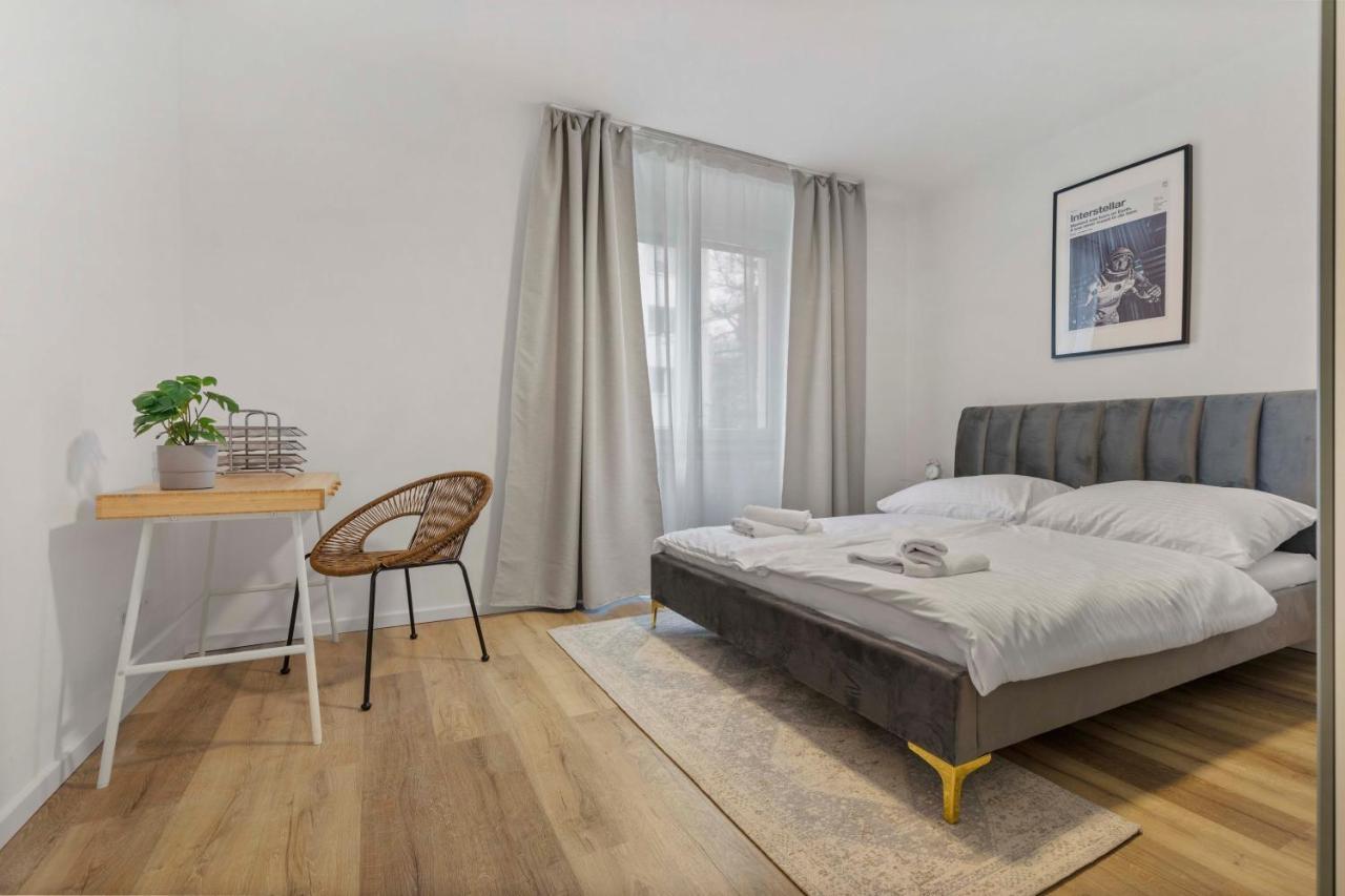2 Bedroom Apt Steps To Nivy Station Bratislava Buitenkant foto